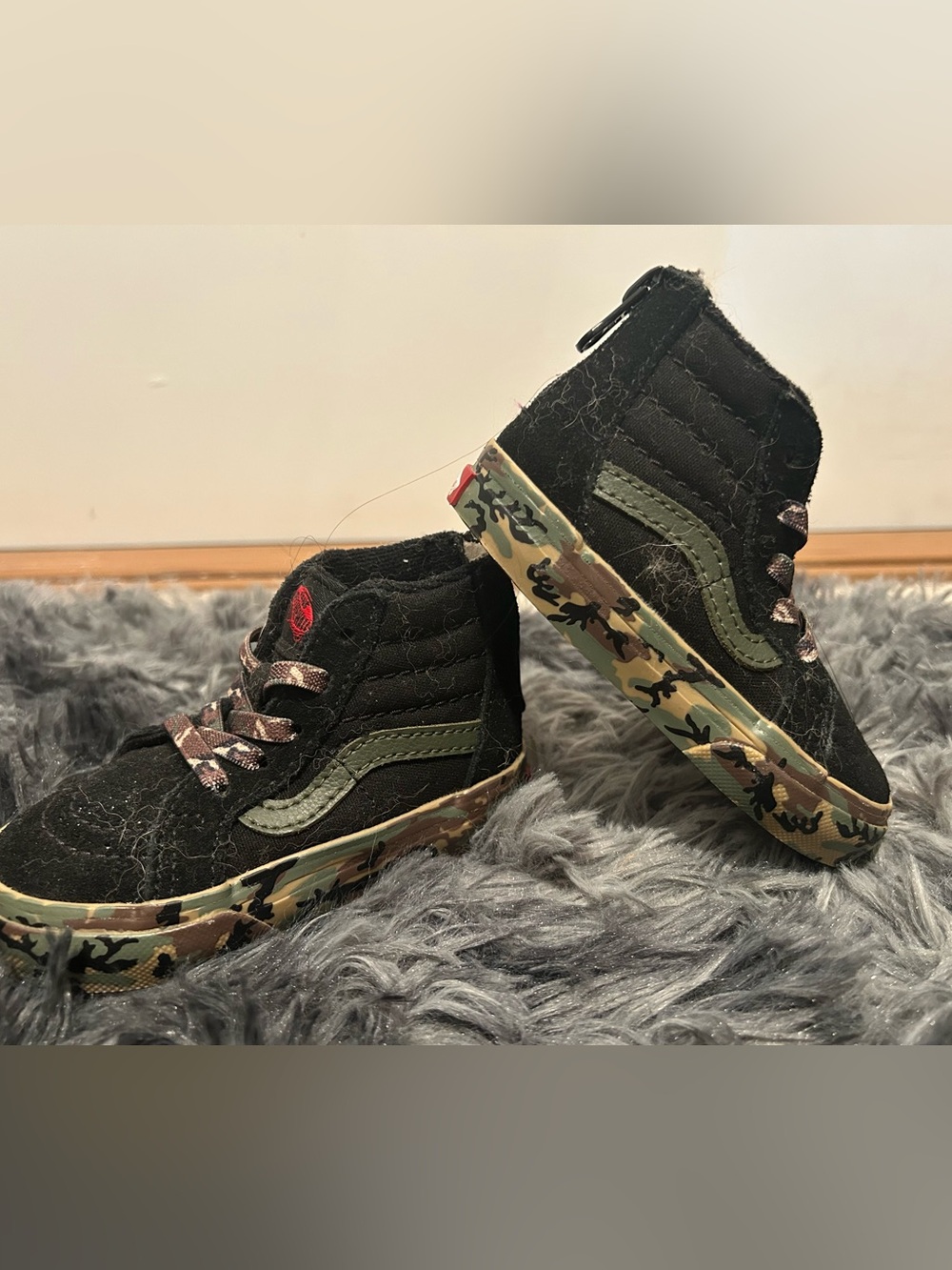 Toddler Vans Black High-Top Skate Shoes with Camo Accents Size 4.5